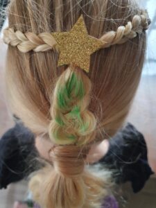 De groene kerstboomvlecht met haarkrijt